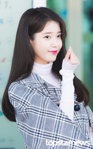 [HD포토] 팬들 사이에서 논란 된 오늘자 아이유(IU/이지은) 출국 사진…‘너무 예뻐서 논란’, ‘예삐 is 뭔들’ 공항패션 사진 63pics