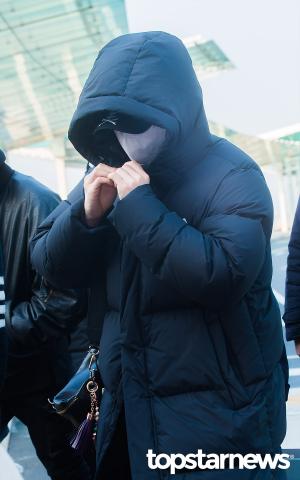 [HD포토] ‘추울 땐 롱패딩이지!‘, ‘빈틈 없이 따뜻한 남자’ 방탄소년단(BTS) 슈가 공항패션 사진 4장