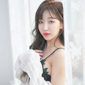 임보나, 란제리 화보로 뽐낸 &apos;청순섹시美&apos;