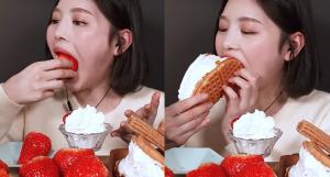 유튜버 문복희, 대왕딸기 생크림 와플 먹방 영상 144만 뷰 돌파