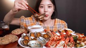 유튜버 문복희, 전복버터구이-왕새우버터구이 먹방…&apos;게내장볶음밥에 새우꼬치까지&apos;