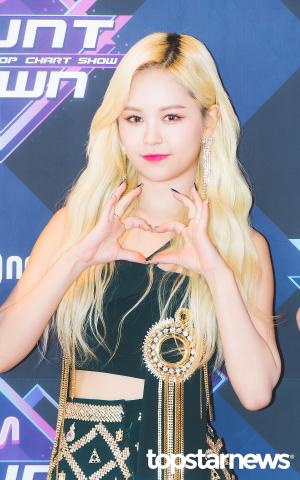 [HD포토] ‘포에버’에게 보내는 깜찍한 ‘손하트’, 에버글로우(EVERGLOW) 이유 엠카운트다운 리허설 포토타임 사진 4pics