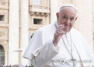프란치스코 교황, 코로나19 여파에도 신도들과 만남…‘건강 문제’에 눈길