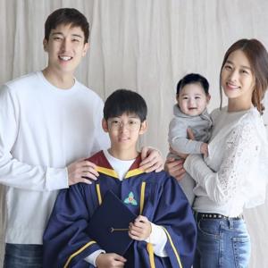장신영♥강경준, 두 아들과 ‘졸업 기념’ 가족사진 공개