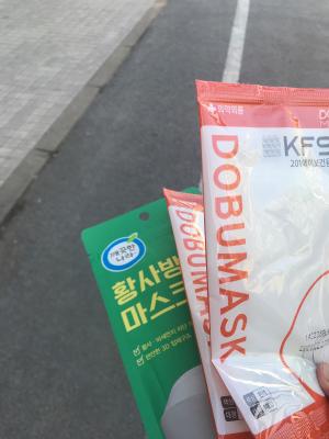 [이슈] 대전 농협 하나로마트 마스크 구매 인증 "9시 오픈인데 줄 생각보다 길지 않았다"…극과 극 반응