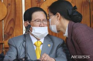 [코로나 여파] 신천지 이만희 옆 &apos;인간 보청기&apos;는 행정서무 김씨…"제2의 김남희"