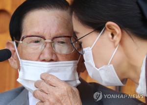 [코로나 여파] 이만희 옆 &apos;실세 2인자&apos; 분석에 신천지 "200인자도 안 되"