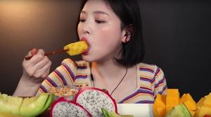 공개 하루만에 122만 뷰 돌파한 유튜버 문복희 과일 먹방 영상