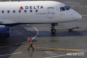 美델타항공, 코로나19 확진자 탑승에 &apos;화들짝&apos;…이륙 직전 운항 취소