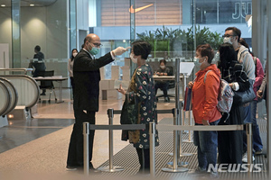 홍콩, 입국자 자가격리 감시 위해 전자손목밴드 착용 의무화