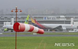 제주공항 윈드시어·강풍특보…"운항정보 확인해야"