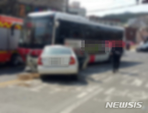 승용차 중앙선 넘어 버스와 충돌…1명 사망