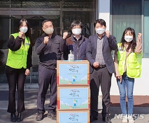 국립제천치유의숲 &apos;힘내세요&apos;…코로나19 치료센터에 위로품 전달