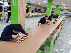 창신대, 구내식당도 &apos;혼밥&apos;…사회적 거리 두기