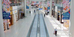 인천공항 하루 이용객, 1만명선 무너졌다…개항 후 처음