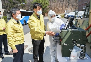 정경두 "국군의무사령부 음압병실에 건식제독기 조속 지원"