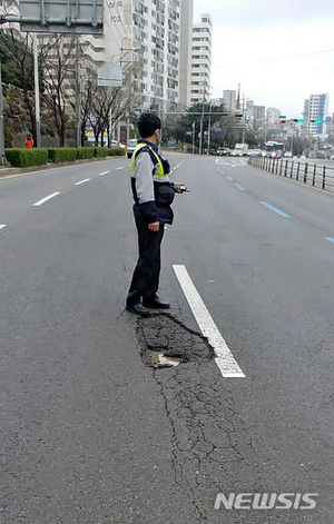 부산 해운대구 도로서 포트홀 발생