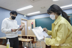 &apos;당근·채찍&apos;에도 서울시내 학원 83%가 문열었다