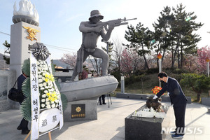 &apos;천안함 10주기&apos; 창원시장, 故 한주호 준위 참배