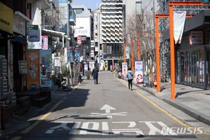 &apos;오페라 유령&apos; 배우도 코로나 확진...공연계 "잔인한 4월"