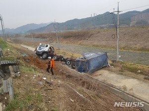 충북 영동경부고속도로서 승용차·화물차 추돌…2명 부상