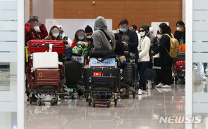 전세기 타고온 이탈리아 교민들…눈물 글썽이며 "만세"