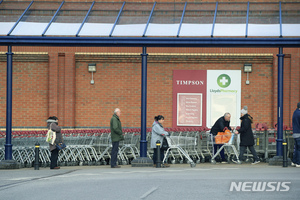 영국 &apos;사재기&apos; 열풍 끝났나…대형마트 "구매 제한 종료"