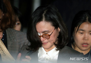 "정경심 영어교육업체 고문, 조국 5촌조카 지시" 증언