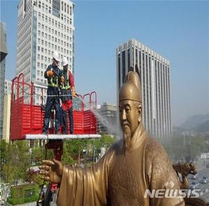 광화문광장 세종대왕·이순신장군 동상 봄맞이 청소