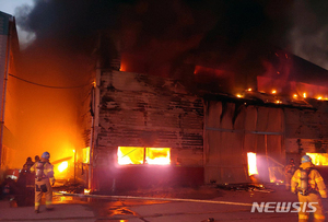 부산 식품공장 식자재창고 불…7000만원 피해 추산