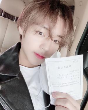 박지훈, 투표확인증 들고 사전투표 인증 &apos;반짝이는 눈빛&apos;