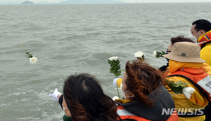 &apos;잊지 않았다&apos; 세월호 희생자 가족, 사고 해역 찾아 헌화