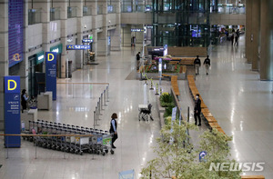 무비자입국 제한 첫날…&apos;인천공항 승객&apos; 역대 최저 예상