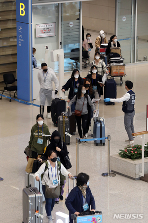 美입국자 코로나19 전수조사 시행…첫날 700여명 한국행