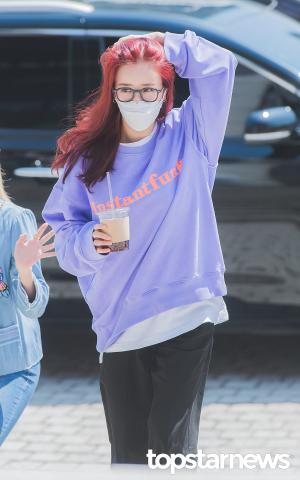 [HD포토] 에이핑크(Apink) 윤보미, ‘붉은 머리카락 쓸어 넘기며’ (정은지의 가요광장 출근길)