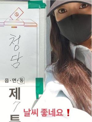 "마스크로 가려도"…김희선, 비주얼 폭발하는 선거 투표 인증샷