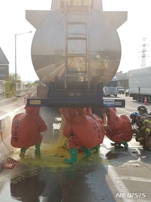 대구 경부고속도로서 탱크로리 유황 누출...운전자 화상