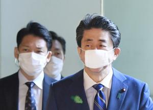 [코로나 현황] "벌레오염·불량품" 5천억원 들인 일본 &apos;아베노 마스크&apos; 애물단지 전락