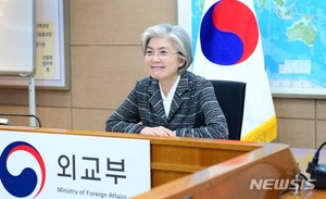 강경화, 유엔난민최고대표와 통화…코로나19 협력 논의