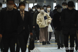 日사상가 "한국 등 코로나19 고개 넘었는데 일본만 뒤쳐져"