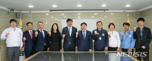 박희옥 부산식약청장, ㈜무학 방문 "코로나19 방역물품 지원감사"