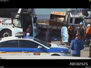 창원서 통근버스와 4.5t 트럭 충돌…6명 부상