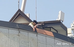 울산 경찰, 추락 직전 구조물 붙잡고 사투…대형사고 막아