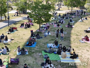 거리두기 완화 첫 휴일, 북적북적…일상 정상화 시동(종합)