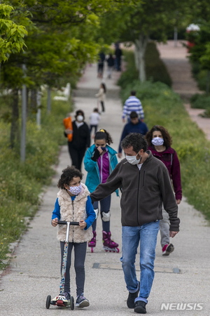 스페인 14세미만 아이들, 44일만에 집 &apos;감옥&apos; 벗어나 바깥구경