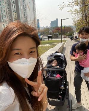 김빈우, 남편-딸-아들과 함께 "날씨 좋은날" 마스크 낀 채로 가족 나들이