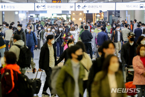 발 디딜 틈 없는 제주공항…"안전하게 여행하고 갈게요"