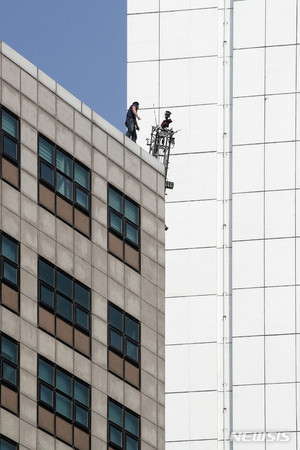 14층 빌딩 난간서 경찰과 대치…3시간 설득끝에 구조