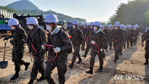 육군 장병들 날 밝자 총 대신 삽 들고 &apos;잔불과의 전쟁&apos; 투입