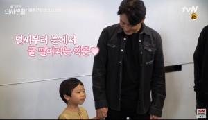 ‘슬기로운 의사생활’ 조정석-김준, 재방송 부른 깜찍 비하인드…“우주보다가 익준에 치여”